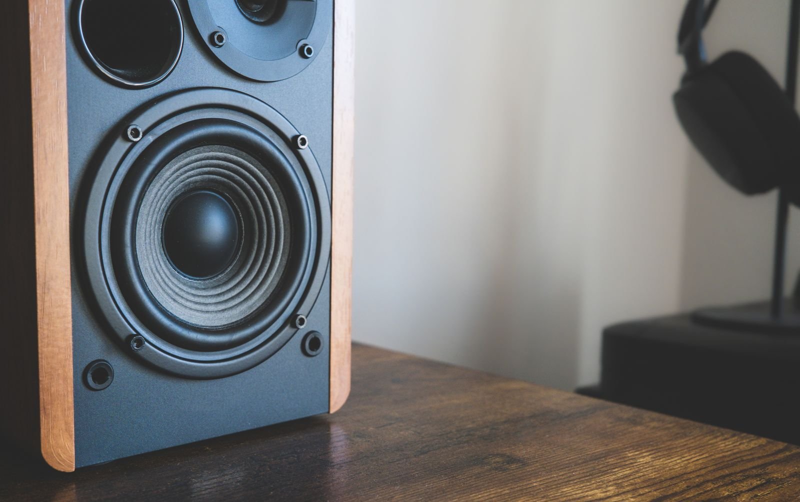 Close view of a speaker set on a wooden desk